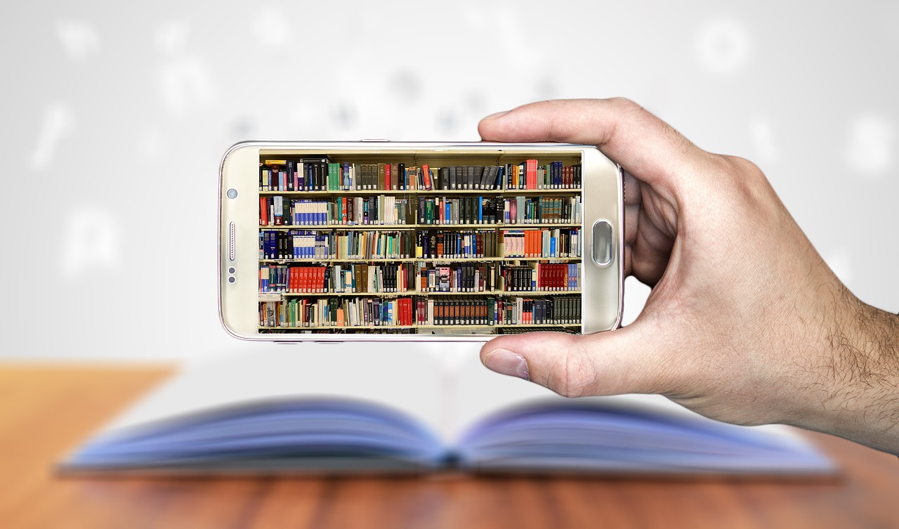 books, smartphone, hand-3348990.jpg